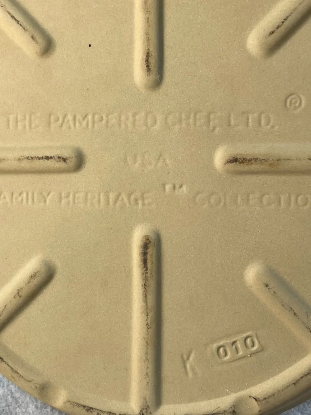 Pampered Chef Deep Dish Baker Round Stoneware Baking Family Heritage #1390 10 in